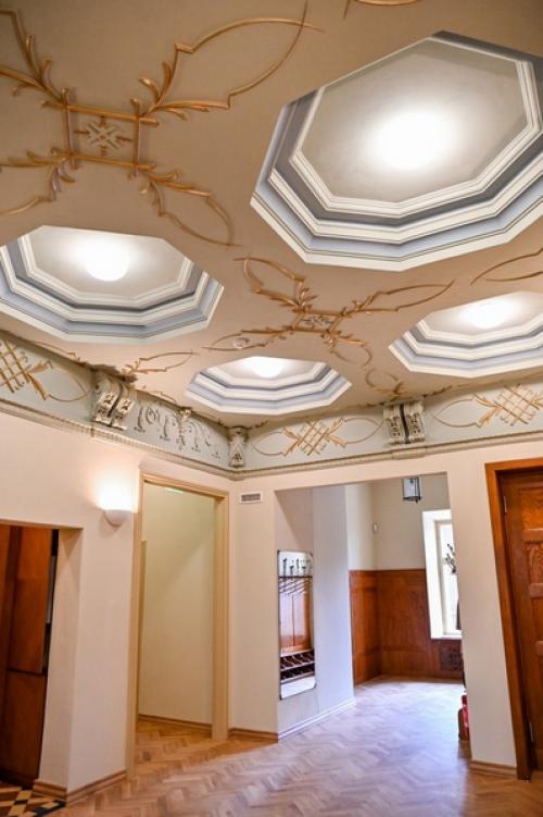 В сигулдском новом замке завершилась масштабная реконструкция и теперь ведутся завершающие работы по благоустройству помещений. 01