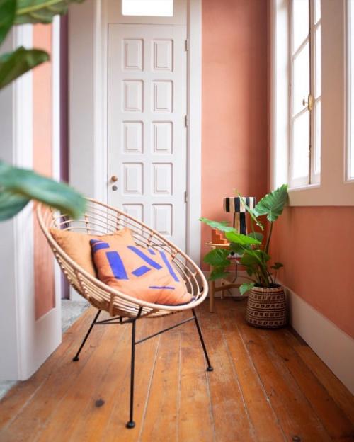 Яркая скандинавская квартира с модным шахматным принтом в ванной. 07