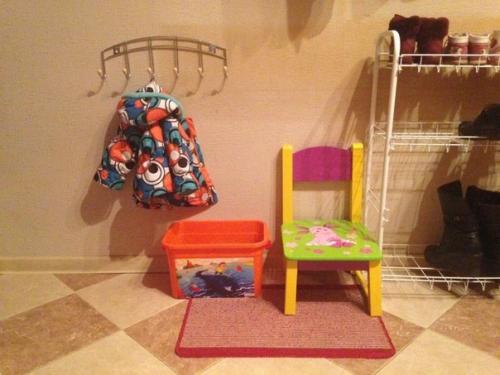 Монтессори дома: низкие крючки для ребёнка. 01 Монтессори дома: низкие крючки для ребёнка. 01