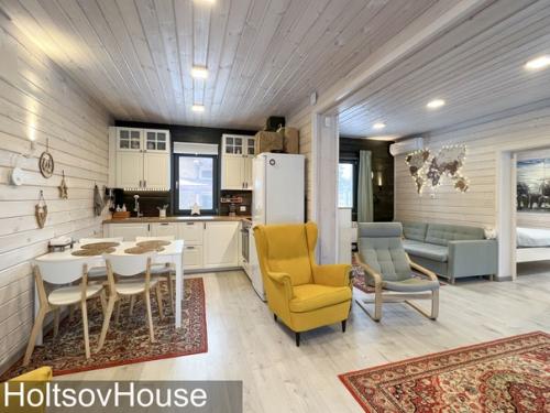 Такие светлые и в то же время яркие интерьеры получились у хозяев этого домика! 01