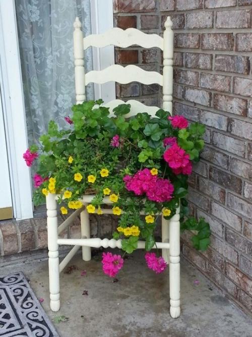 Клумба из стула своими руками для сада и дачи. 07