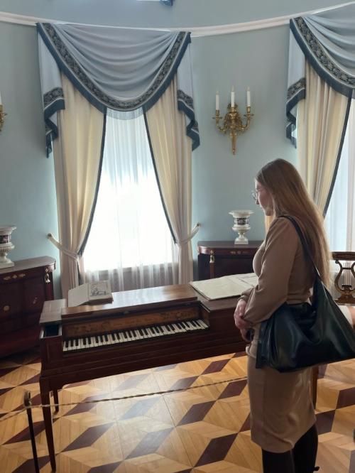 В старинном особняке на Фонтанке студенты - филологи смогли почувствовать дух державинской эпохи. 06