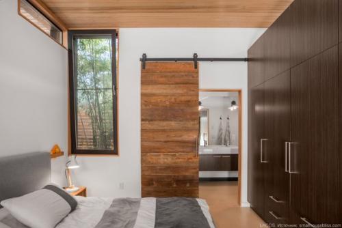 Пример современного коттеджа в Канаде: дом с большим патио и высокими потолками площадью 87, 3 кв. 07