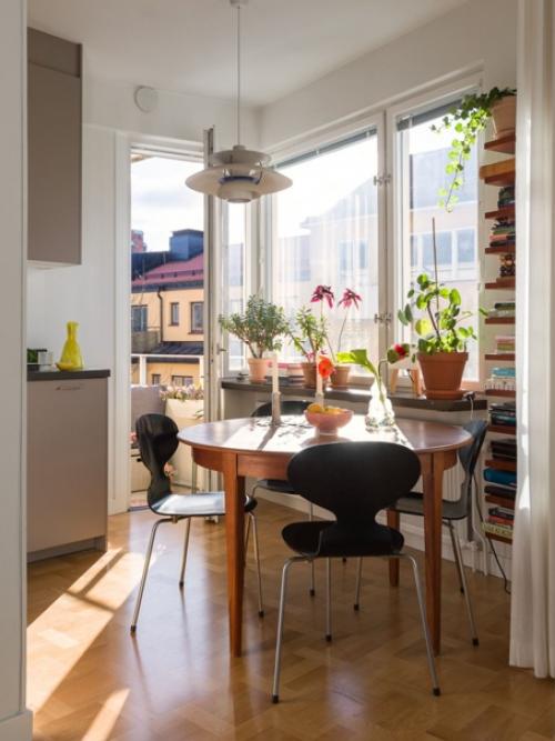 Маленькая скандинавская квартира с яркими акцентами и балконом на кухне. 04