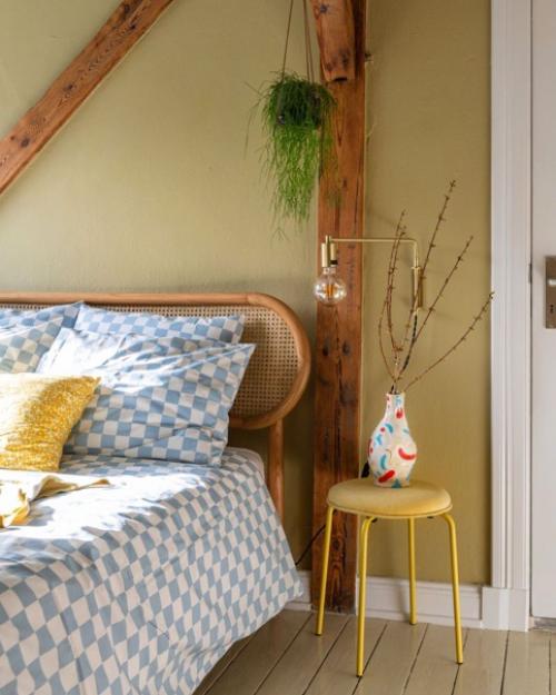 Яркая скандинавская квартира с модным шахматным принтом в ванной. 06