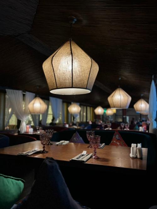 У нас уже давно есть любимый семейный ресторан, в котором для детей игровая, и вкусная кухня. 03