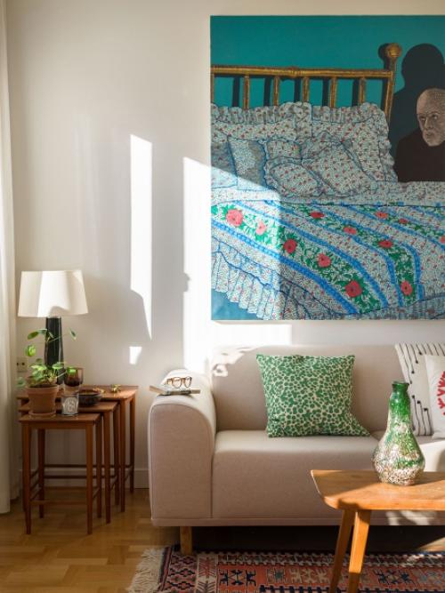 Маленькая скандинавская квартира с яркими акцентами и балконом на кухне. 01