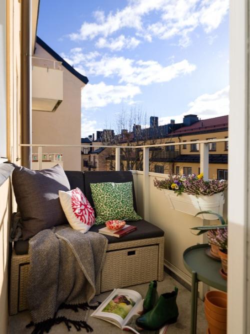 Маленькая скандинавская квартира с яркими акцентами и балконом на кухне. 07