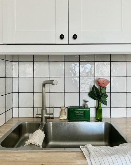 Небольшая кухня. В светлых оттенках. 03