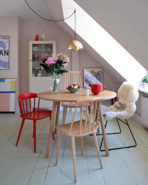 Яркая скандинавская квартира с модным шахматным принтом в ванной. 05