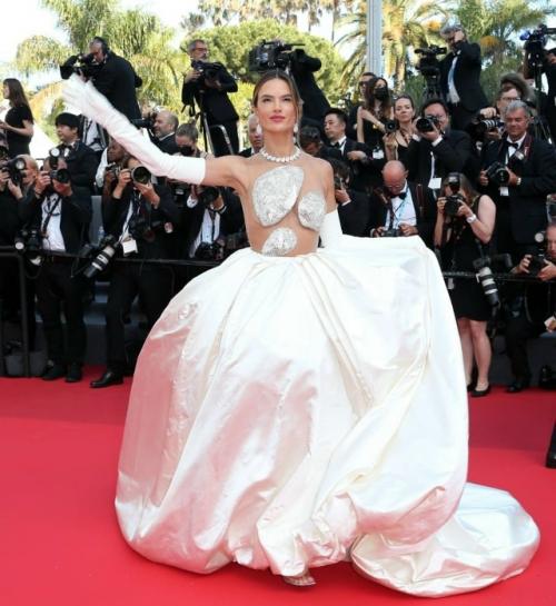 Настоящее Воплощение Гламура: Алессандра амбросио на каннском кинофестивале 2022. 02