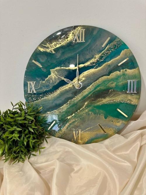 Изумительные часы диаметром 40 сантиметров вышли у Ирины и Людмилы в нашей уютной красивой студии на мастер - классе Создание Часов из Смолы! 01