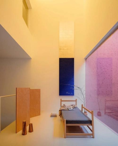 Этот дом решительно заявляет о себе благодаря яркому розовому цвету фасада. 02