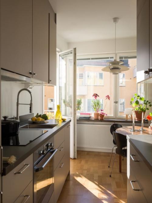 Маленькая скандинавская квартира с яркими акцентами и балконом на кухне. 05
