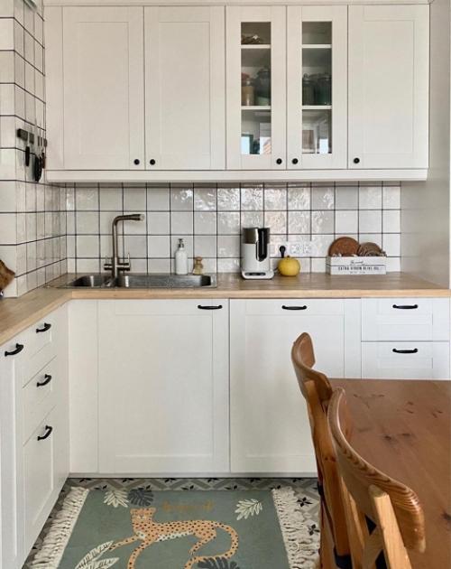 Небольшая кухня. В светлых оттенках. 06