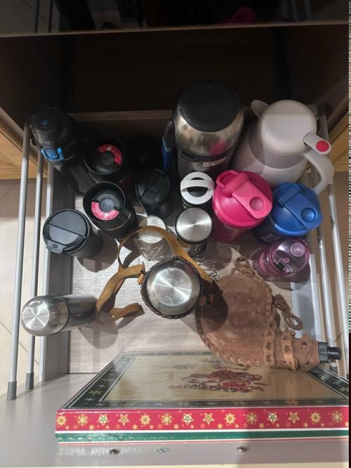 Добралась я тут до одного ящичка на кухне, а там клад, ящик с термосами и термокружками, причем разными, большими и маленькими, старыми и новыми. 02