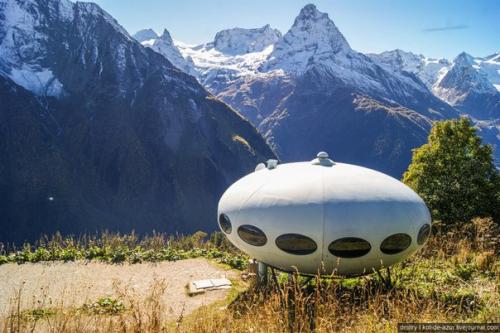 Карачаево-черкесия, Домбай.  Гостиница Тарелка.