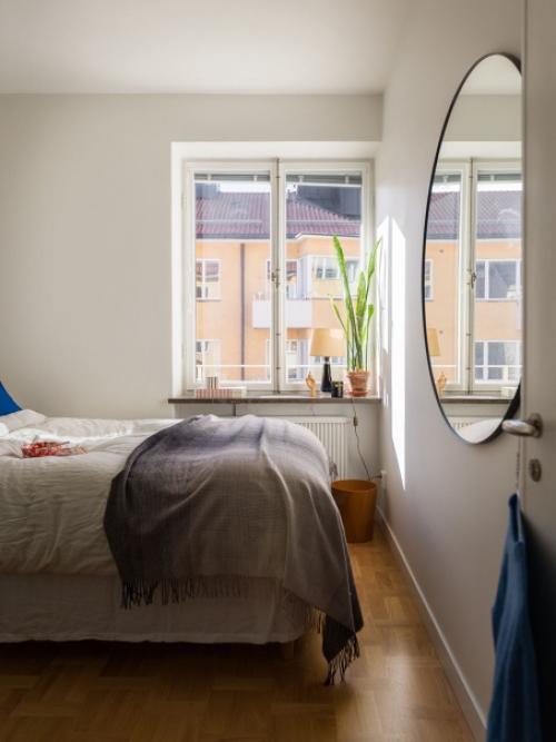 Маленькая скандинавская квартира с яркими акцентами и балконом на кухне. 08