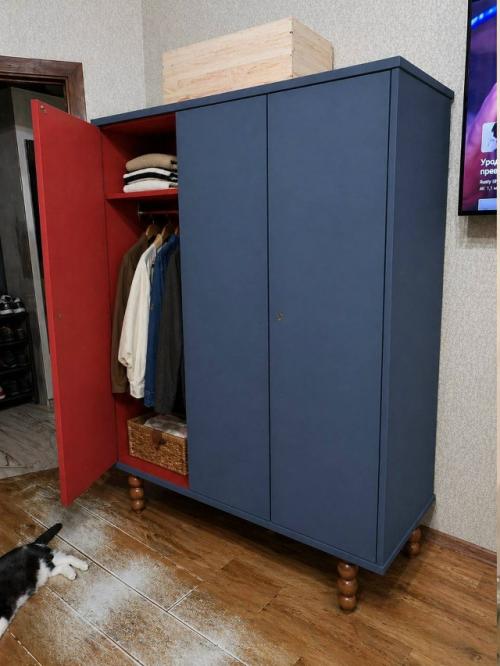 Здравствуйте!  С новой квартирой нам достался старый советский лакированный шкаф в изысканном тараканьем цвете. 05