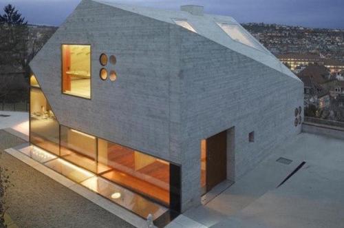 В большинстве случаев здания из стекла и бетона выглядят невыразительно и скучно, но немецкие архитекторы опровергли это утверждение. 03