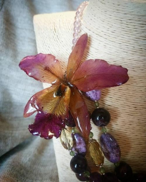 Эти цветы залиты специальной смолой, чтобы сохранить свою красоту на долгие годы. 05