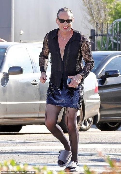 Дэвида духовны заметили на улице в мини-юбке и парике - звучит как повод для шока, но на деле всё проще.

