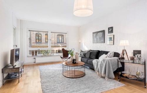 Черный диван и его место в интерьере дома. 03