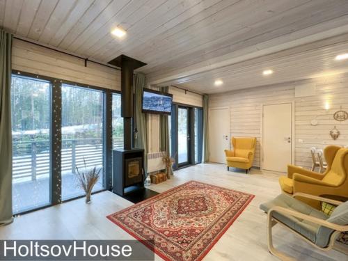 Такие светлые и в то же время яркие интерьеры получились у хозяев этого домика! 03