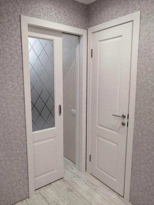 Одним из приемуществ белых дверей является их способность визуально увеличивать пространство. 09
