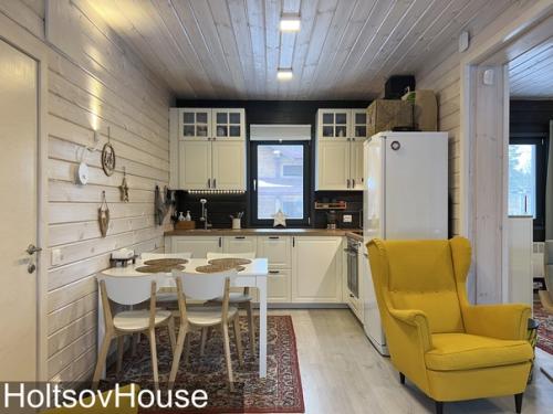 Такие светлые и в то же время яркие интерьеры получились у хозяев этого домика! 02