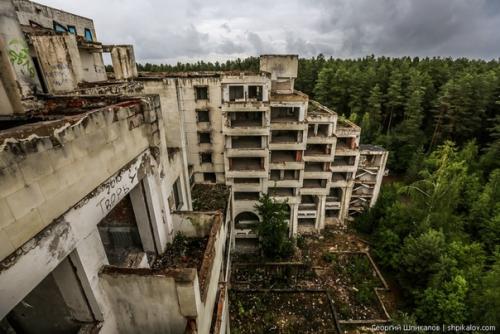 Это удивительное сооружение находится в лесу в тверской области недалеко от Калязина. 05