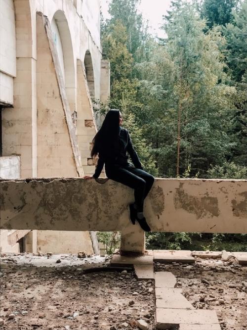 Это удивительное сооружение находится в лесу в тверской области недалеко от Калязина. 04