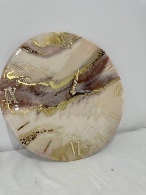 Изумительные часы диаметром 40 сантиметров вышли у Ирины и Людмилы в нашей уютной красивой студии на мастер - классе Создание Часов из Смолы! 02