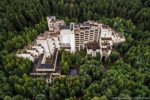 Это удивительное сооружение находится в лесу в тверской области недалеко от Калязина. 02