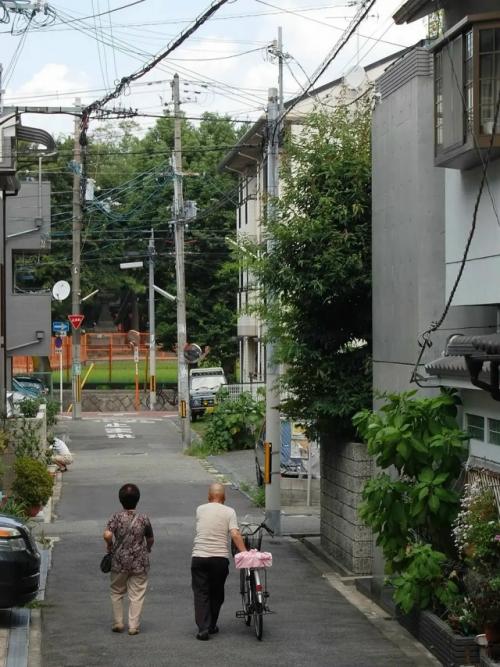 В 1976 году архитектор Тадао Андо спроектировал дом Адзума в сумиёси, Осака. 01