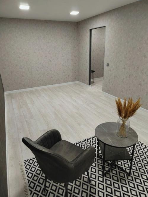 Продам 1 комнатную квартиру с современным новым ремонтом район поворот. 09