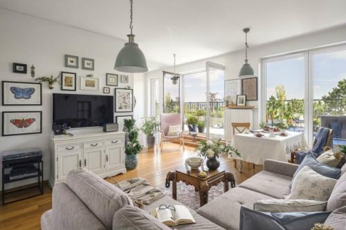 Французская провинция в центре города: прованский стиль на крыше Варшавы.

