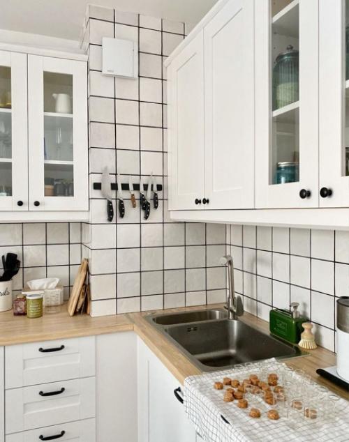 Небольшая кухня. В светлых оттенках. 01