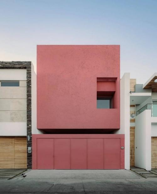Этот дом решительно заявляет о себе благодаря яркому розовому цвету фасада. 05