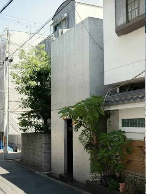 В 1976 году архитектор Тадао Андо спроектировал дом Адзума в сумиёси, Осака.

