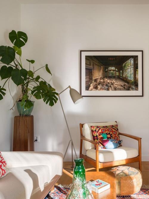 Маленькая скандинавская квартира с яркими акцентами и балконом на кухне. 03