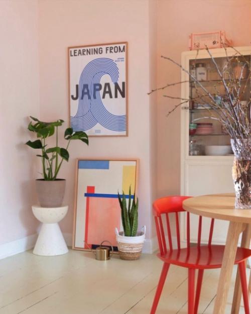 Яркая скандинавская квартира с модным шахматным принтом в ванной. 03