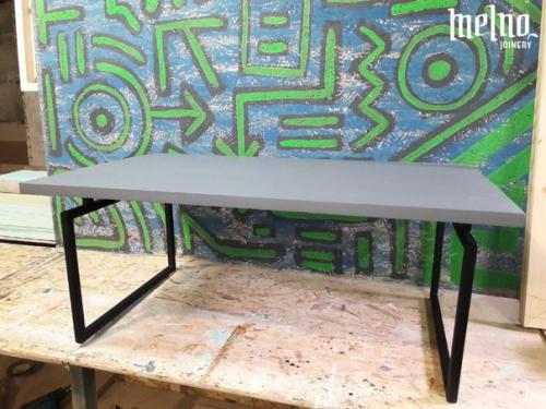 Цвет решает!   Стол с необычным металлическим подстольем может расставлять совершенно разные акценты в решении дизайна гостиной. 01