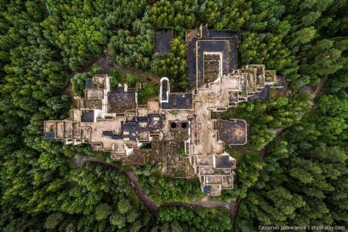 Это удивительное сооружение находится в лесу в тверской области недалеко от Калязина. 08