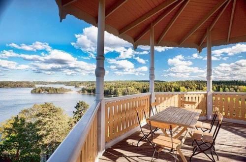 Каким может быть шведский деревянный дом - тяжелым, мрачным, северным? 05