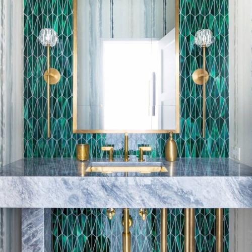 Разные оттенки зеленого в интерьере способны и успокоить, и взбодрить. 07