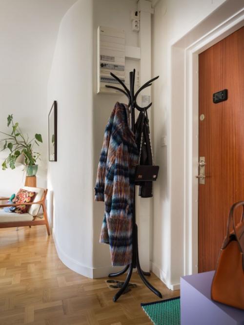 Маленькая скандинавская квартира с яркими акцентами и балконом на кухне. 02