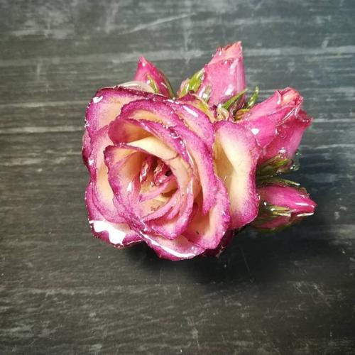 Эти цветы залиты специальной смолой, чтобы сохранить свою красоту на долгие годы. 04