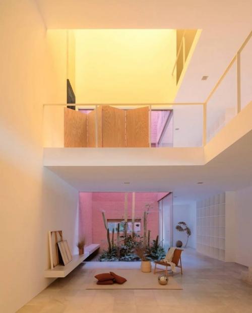 Этот дом решительно заявляет о себе благодаря яркому розовому цвету фасада. 04