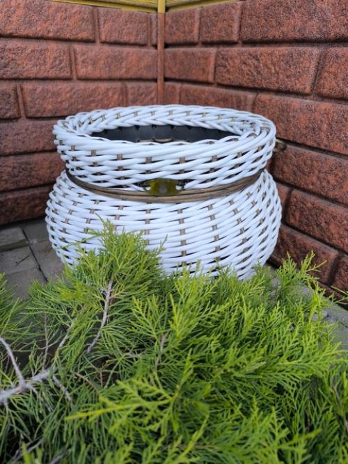 Как красиво смотрятся кашпо из белого ротанга в форме горшочек счастья! 01